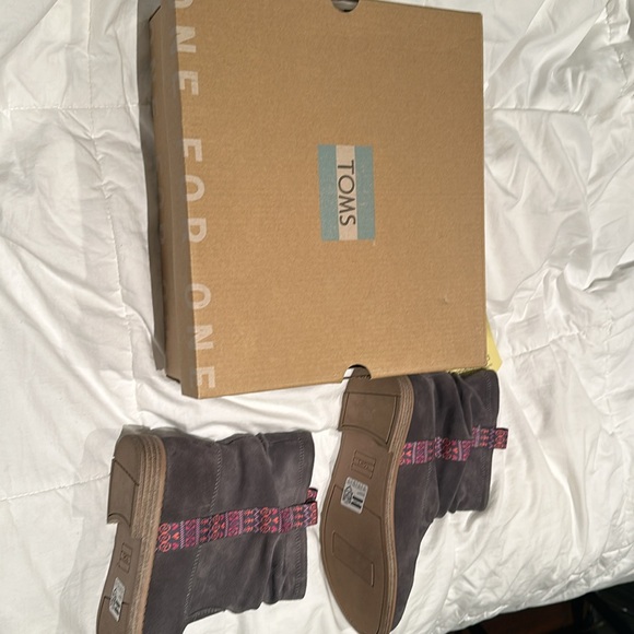 Brand new Toms youth boot
Laurel Castlerock grey suede 

In box never worn - Picture 3 of 8